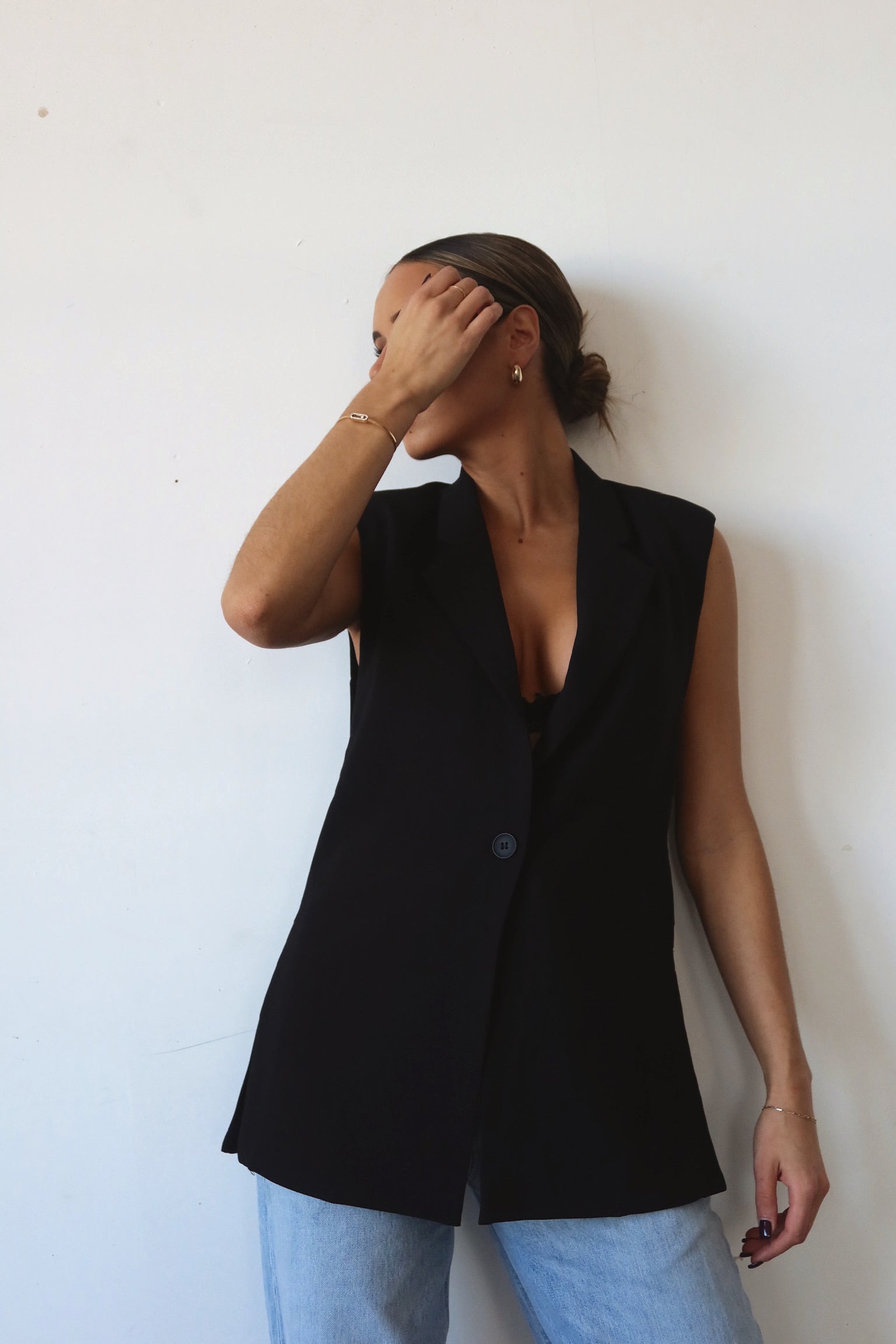 Maren Sleeveless Blazer In Black