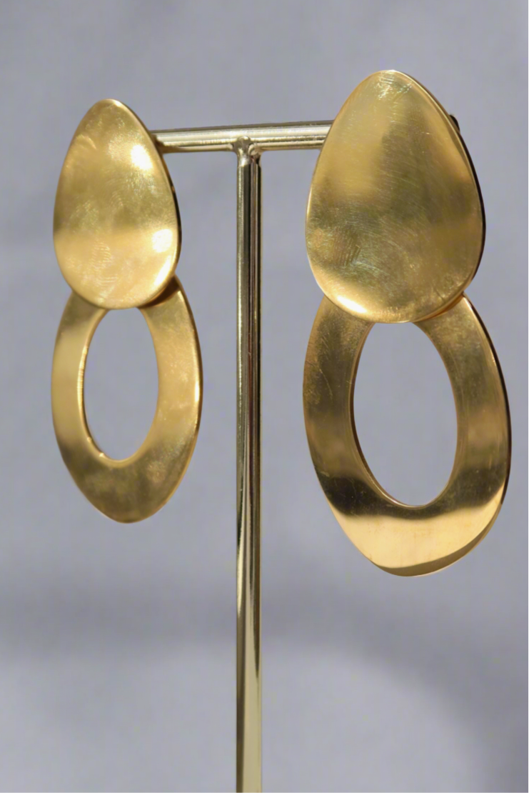 Sleek Dangling Earring In Gold